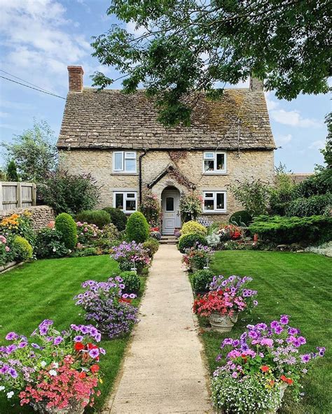 CountryHomeMagazine on Instagram: “The English countryside does it again! This sweet cottage in ...