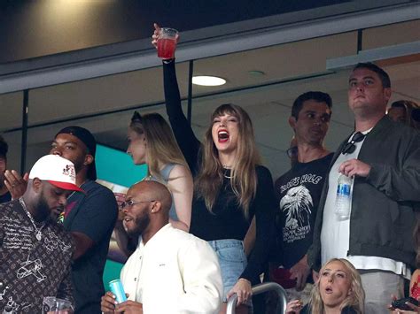 We can't take our eyes off Taylor Swift's football fashion because it's so ordinary, according ...