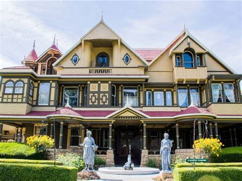 21 Best Haunted Houses in the US That Will Give You the Creeps