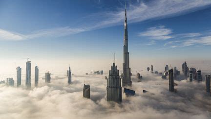 EN IMAGES. Les gratte-ciel de Dubaï plongés dans une mer de nuages