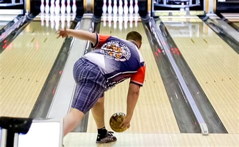 How YouTube videos can mislead your bowling release | happybowlers.com