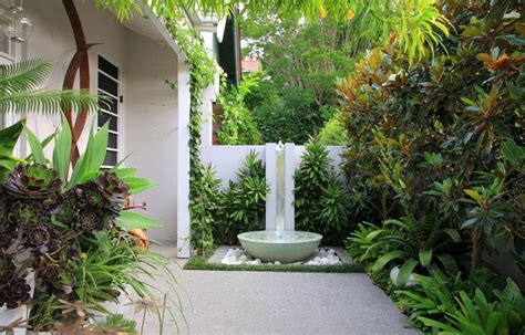 Contemporary landscape with water feature | Courtyard landscaping ...