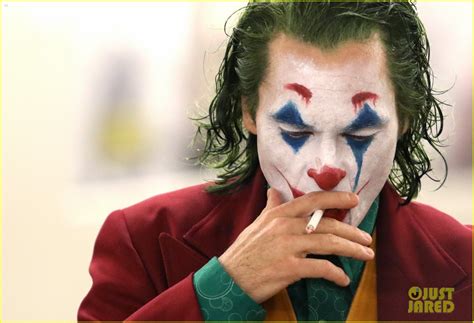 Joaquin Phoenix's Joker Casually Walks Through NYC Subway in Full Clown ...