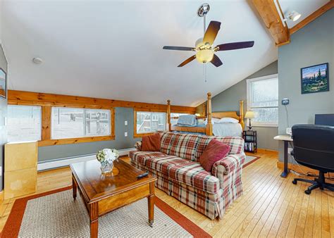 Pool Cottage | 1 BD Gilford, NH Vacation Rental | Vacasa