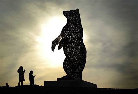 Bear sculpture to honour John Muir unveiled in Dunbar - BBC News