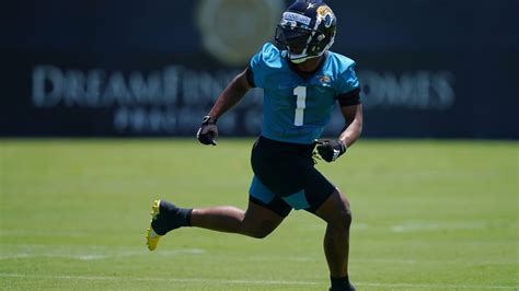 Jaguars rookie RB Travis Etienne exits with foot injury against Saints ...