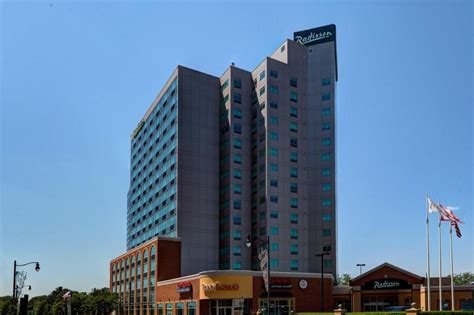 Radisson Hotel and Suites Fallsview On in Niagara Falls (ON) - Room Deals, Photos & Reviews