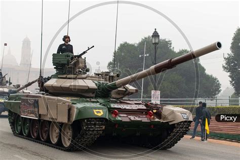 Image of Indian Army T-90 Bhishma Battle Tanks Practicing for Republic Day Parade, Delhi ...