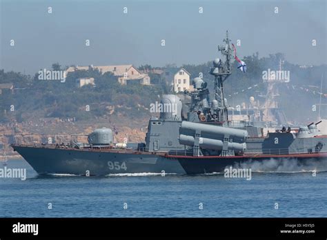 Bateau "Missiles" Ivanovets de patrouilles de la flotte russe de la mer Noire dans la baie de ...