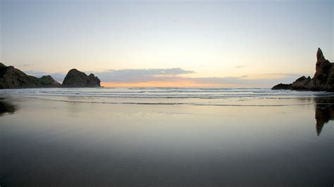 Sunset & Sunrise Pictures: View Images of Piha Beach