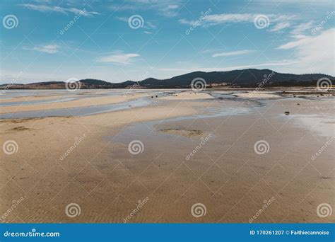 View of Dunalley Beach in Tasmania, Australia with Sandbanks and Shallow Pristine Water Stock ...