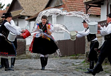 Hollókői Húsvéti Fesztivál, Hollókő Húsvét 2020 - Wellness Iránytű | Hungary, Cool places to ...