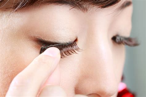 How to Apply False Eyelashes Yourself