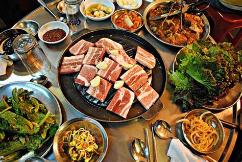 Korean food: Samgyeopsal (삼겹살) | EARTH EXCURSION | 삼겹살, 식품 아이디어, 요리