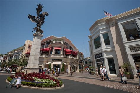 Chickona: The Grove Shopping Mall Los Angeles