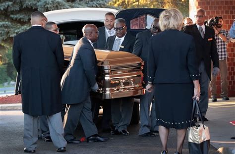 Mourners gather for Franklin's funeral; diva dressed in gold