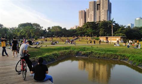 Menikmati Senja di Hutan Kota Jakarta