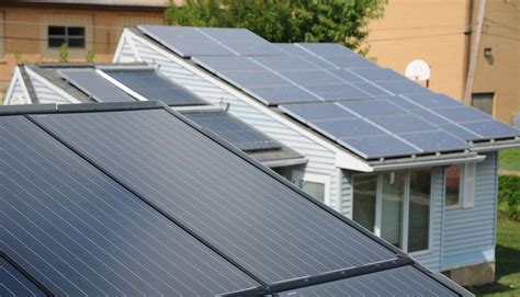 Elon Musk is developing a roof made entirely out of solar panels Solar ...