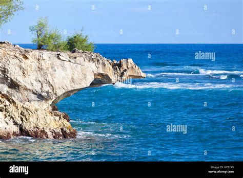 Overhanging cliff hi-res stock photography and images - Alamy