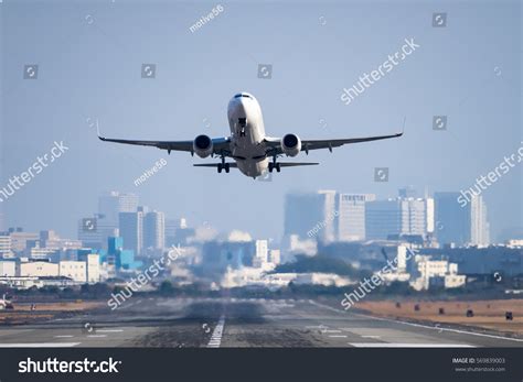 11,404 Boeing 737 take off Images, Stock Photos & Vectors | Shutterstock