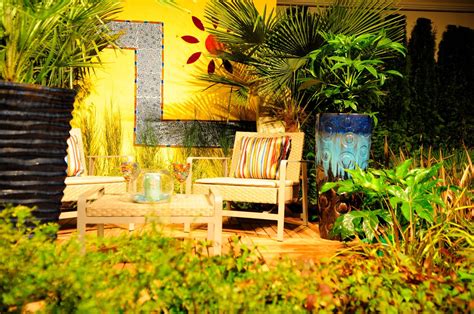 10 Yellow Garden Ideas : Walls, Furniture or Plants - InspirationSeek.com