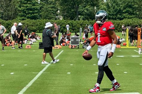 Jalen Hurts watch: QB1 airs it out in fresh Jordan 1 cleats | PhillyVoice