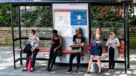 The surprising benefits of talking to strangers - BBC News