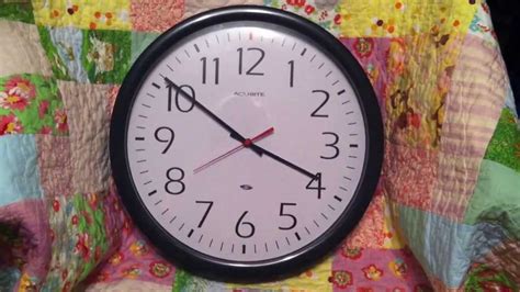 Analog Clock Changing from Standard Time to Daylight Saving Time - YouTube