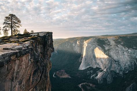 HD wallpaper: cliff overlooking mountain during daytime, cliff under whites ky | Wallpaper Flare