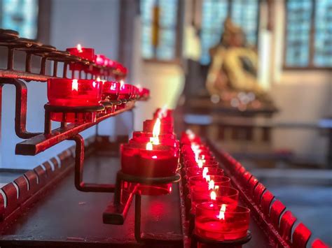 Burning candles in a church - Creative Commons Bilder
