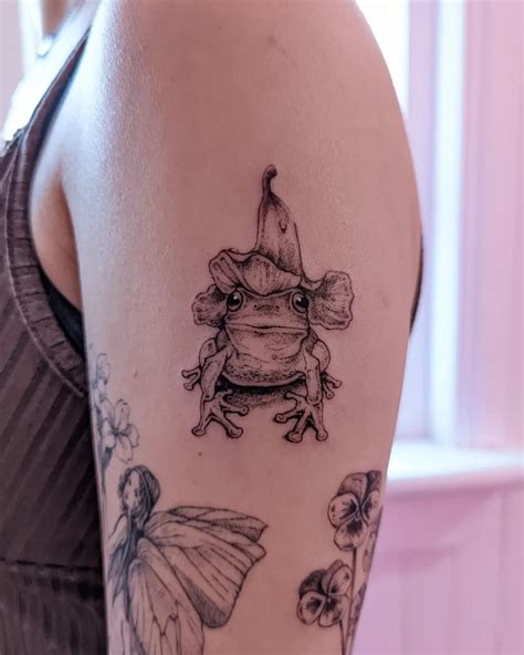 Share 81+ simple frog tattoo - in.coedo.com.vn