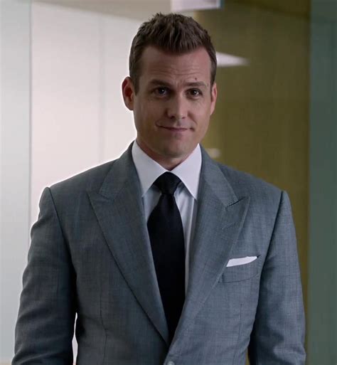 Harvey Specter wears a grey suit by Tom Ford. | Suits harvey, Stylish ...