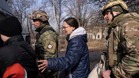 Ukraine Shuts 'Post-Apocalyptic' Battlefield Town to Civilians