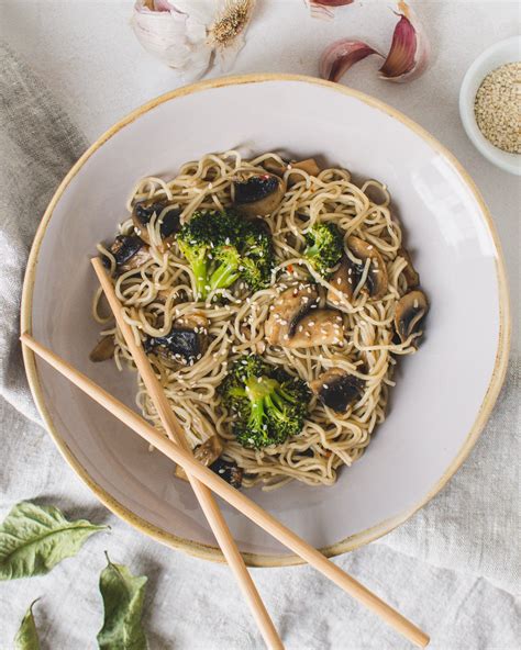 Quick & Easy: Vegan Mie Noodles Recipe with Broccoli and Mushrooms