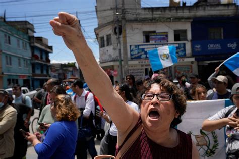 Leader in Guatemala presidential election suspends campaign