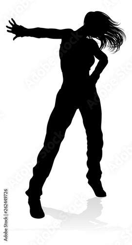 A woman street dance hip hop dancer in silhouette | Silhouette danseuse ...