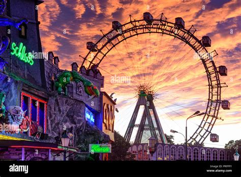 Wien, Wien: Riesenrad (Riesenrad Riesenrad), creepy Haus "geisterschloss" im Prater, feurigen ...