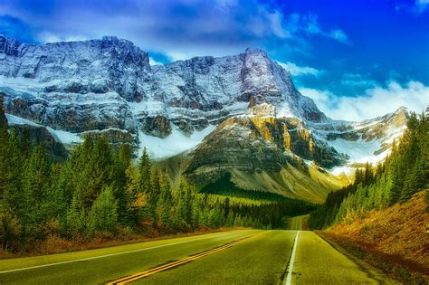 Top 5 Attractions in Canada | places to visit in canada during the summer