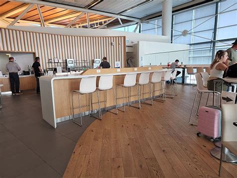 YVR: Skyteam Lounge Vancouver reviews | Loungeindex