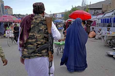 Afghan women defy burqa order as Taliban internal divide deepens - CSMonitor.com