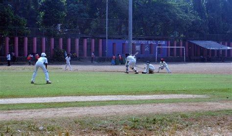 A cricket match in progress at the Shivaji Park in Dadar | ESPNcricinfo.com