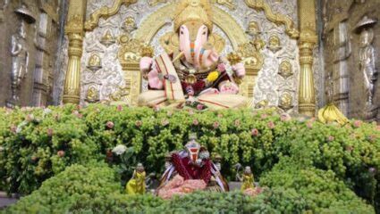 पुणे | 'दगडूशेठ' गणपति मंदिर में 2000 किलो अंगूर की सजावट | Navabharat (नवभारत)