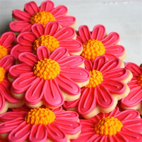 Jesicakes: Decorating Tutorial: Tutus and Flowers | Flower cookies, Flower sugar cookies, Sugar ...