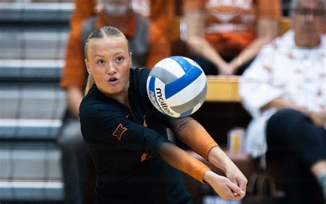 Who is Texas volleyball libero Emma Halter? Meet the Longhorns ...