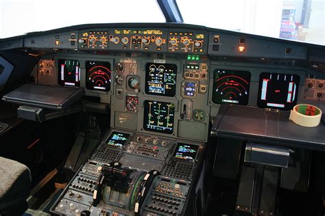 File:Airbus A320-214 Vueling EC-HHA cockpit (5508849819).jpg