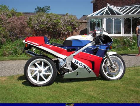 1990 Honda VFR750R / RC30 - Moto.ZombDrive.COM