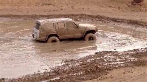 89 jeep cherokee mudding - YouTube