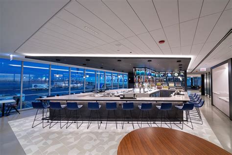 First Look: United Opens New Club Lounge at Chicago O’Hare - Business ...