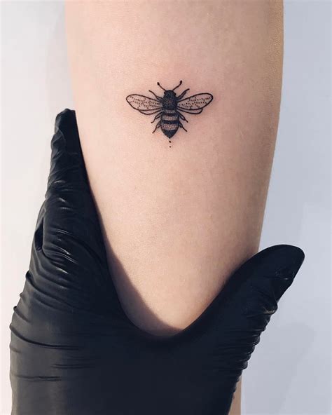 Minimalist Simple Bee Tattoo - Wiki Tattoo