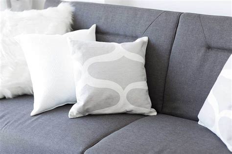 Which Throw Pillows Work Best With A Dark Gray Couch? [21 Ideas With ...